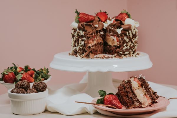 BOLO NINHO C/ MORANGOS E BRIGADEIRO